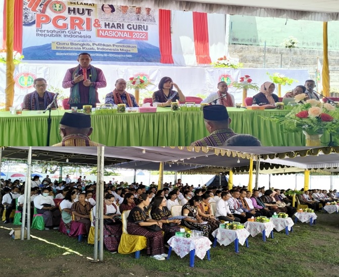 Foto - Kakan Kemenag Flotim Nara Sumber Seminar Nasional PGRI Flotim